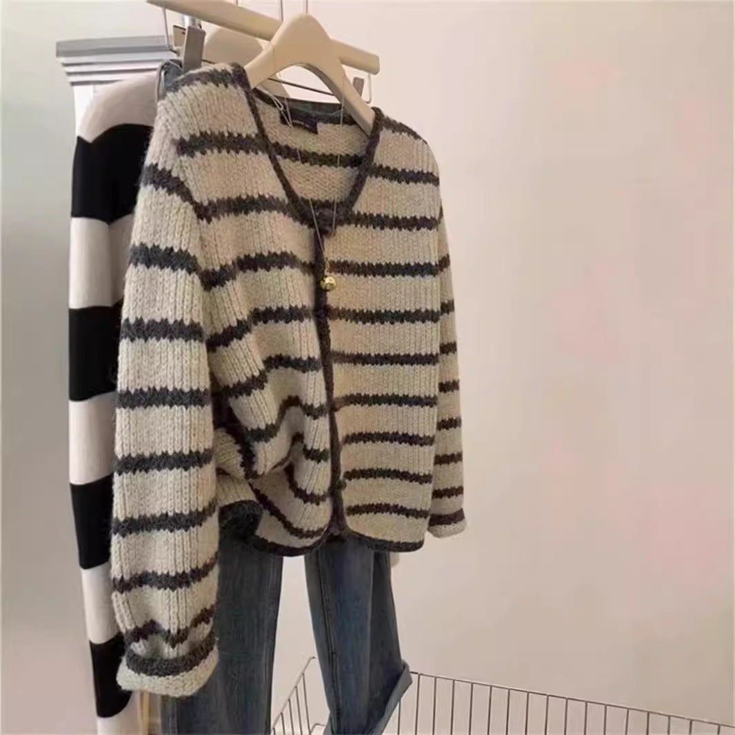 Damsstickad Jacka I Boho-Stil med Knäppning och Breda Ärmar Mirla-Eva Jonsson