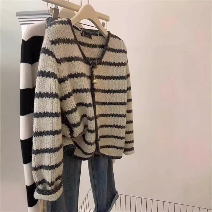 Damsstickad Jacka I Boho-Stil med Knäppning och Breda Ärmar Mirla-Eva Jonsson