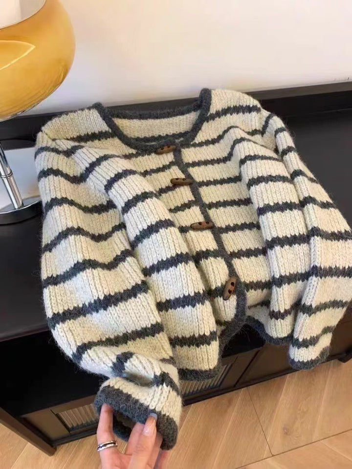 Damsstickad Jacka I Boho-Stil med Knäppning och Breda Ärmar Mirla-Eva Jonsson