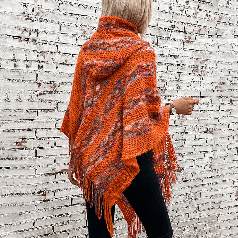 Damsstickad poncho med huva och fransig design Mirla-Eva Jonsson