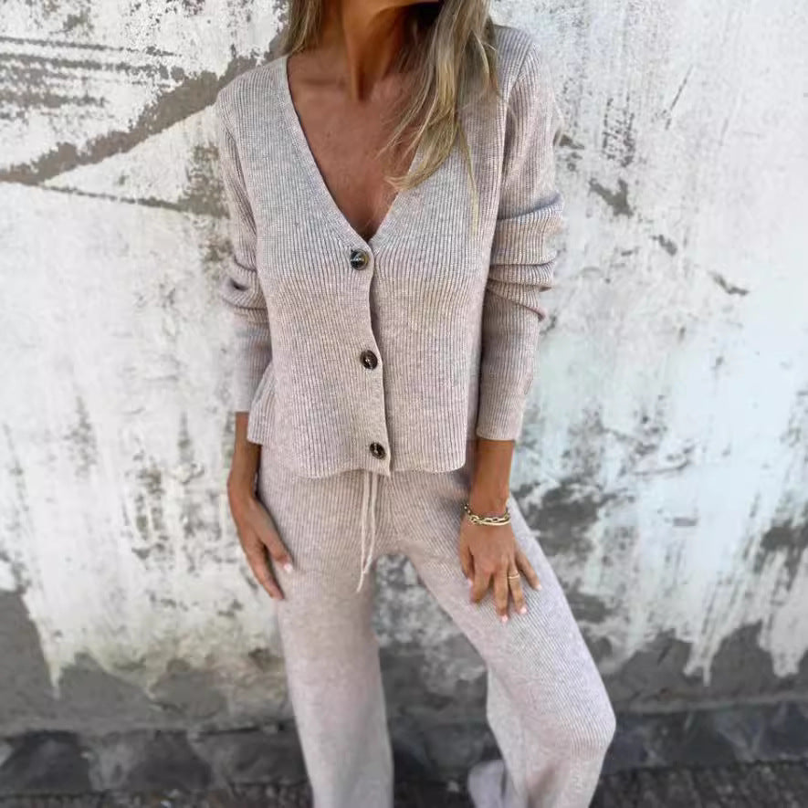 Damstick-set med V-ringning och knappdetaljer Mirla-Eva Jonsson