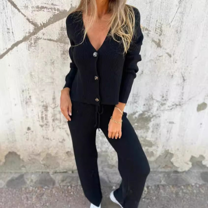 Damstick-set med V-ringning och knappdetaljer Mirla-Eva Jonsson