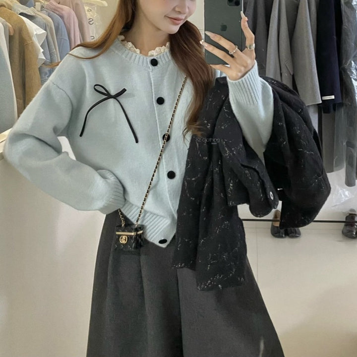 Damstickad Cardigan med Dekorativa Knappar och Slinga Accent Mirla-Eva Jonsson
