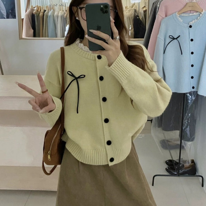 Damstickad Cardigan med Dekorativa Knappar och Slinga Accent Mirla-Eva Jonsson
