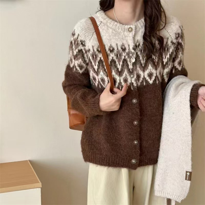 Damstickad Cardigan med Traditionellt Mönster och Knappdetaljer Mirla-Eva Jonsson