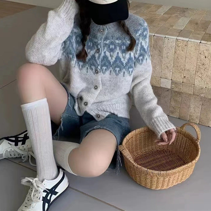 Damstickad Cardigan med Traditionellt Mönster och Knappdetaljer Mirla-Eva Jonsson