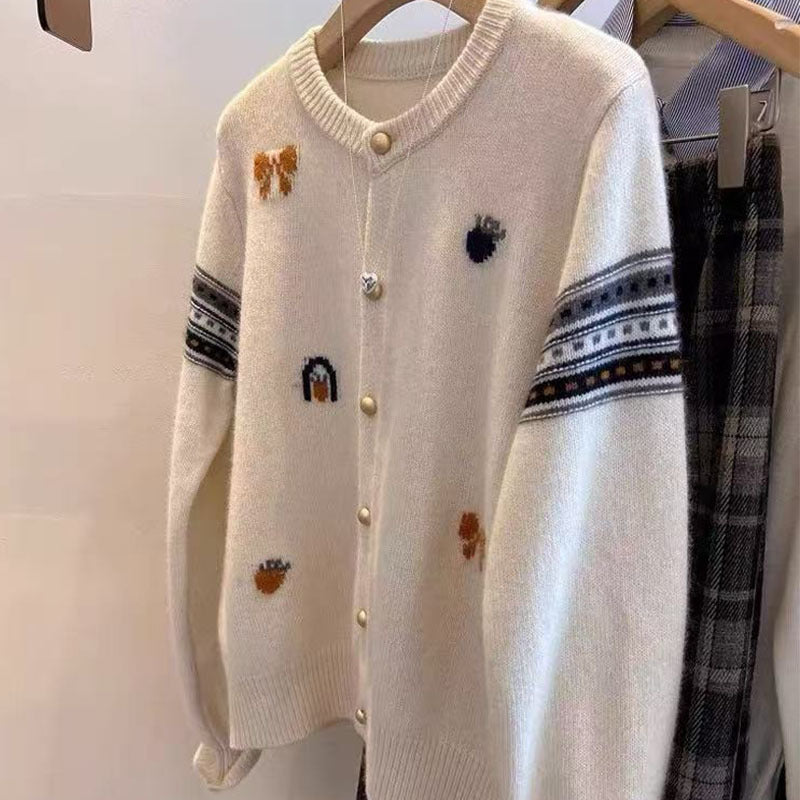 Damstickad Jacka med Eleganta Applikationer och Knapddetaljer Mirla-Eva Jonsson