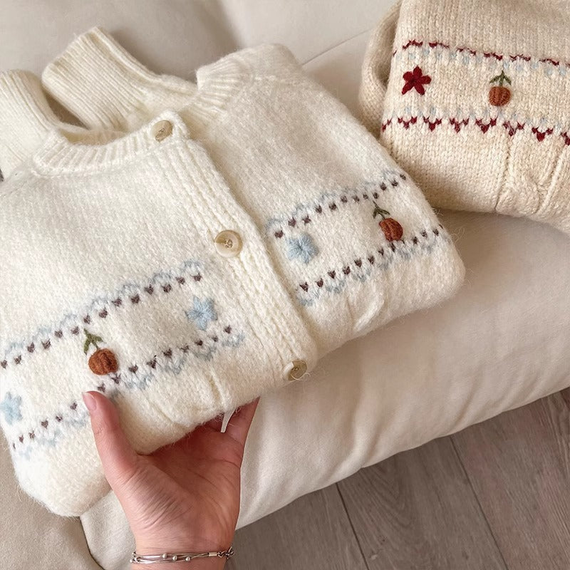 Damstickad Jacka med Florala Applikationer och Bekväma Knappar Mirla-Eva Jonsson