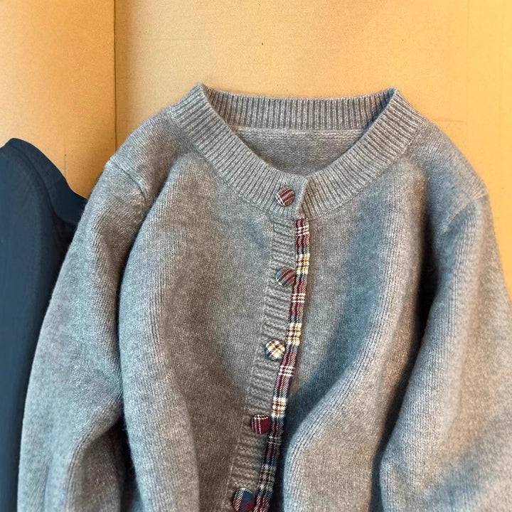 Damstickad Jacka med Kontrastkrage och Dekorativa Knappar Mirla-Eva Jonsson