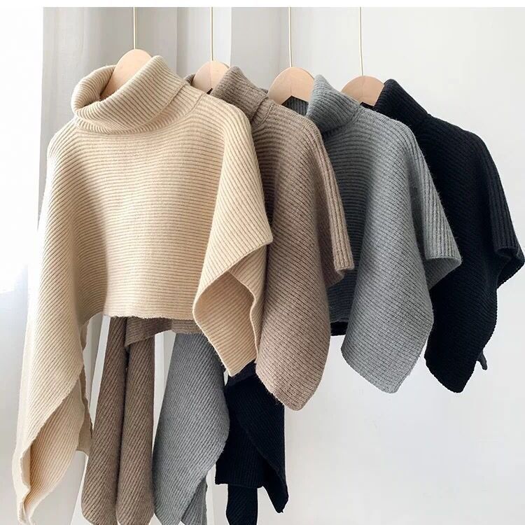 Damstickad Poncho med Högkrage och Elegant Ribbstruktur Mirla-Eva Jonsson