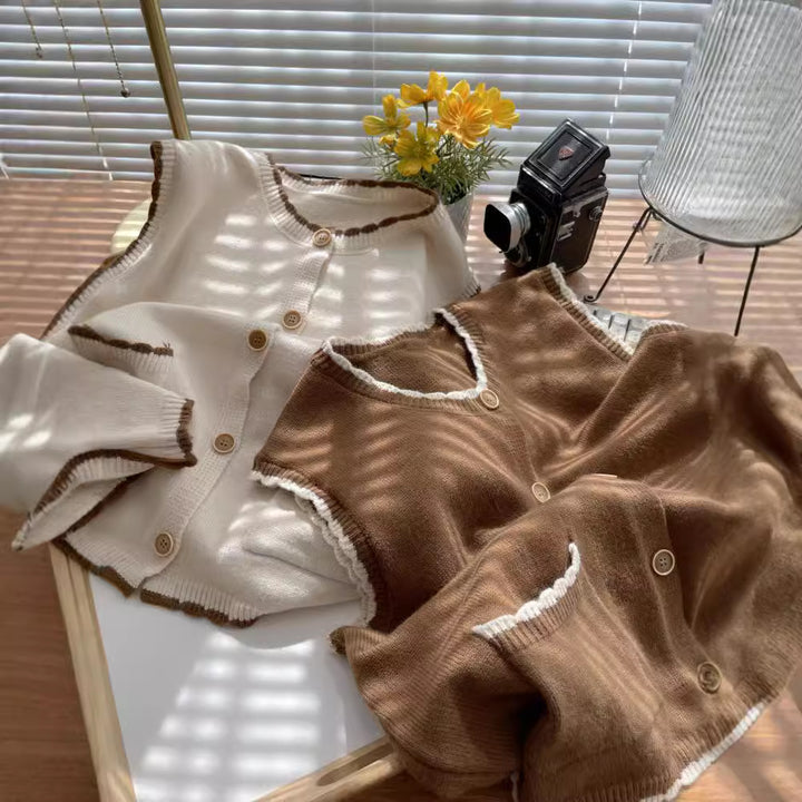 Damstickad Väst med Kontrasterande Detaljer och Fickor Mirla-Eva Jonsson