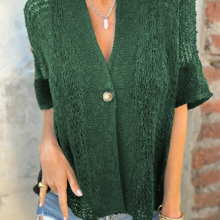 Damstickad blus med moderna hålmönster och elegant knappar fram Mirla-Eva Jonsson