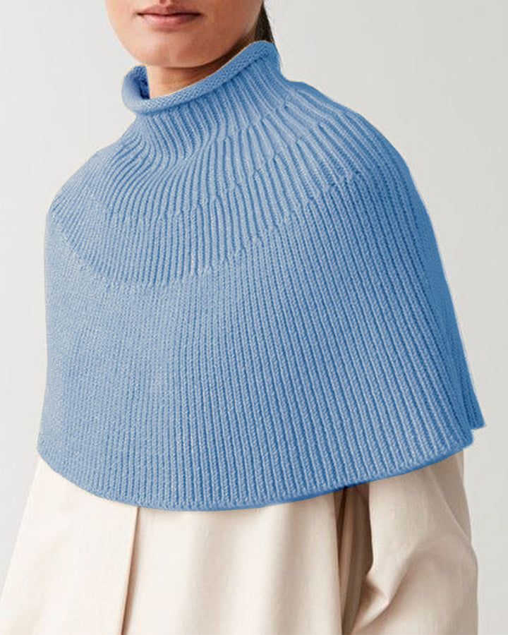 Damstickad cape med hög krage och fin ribbstruktur Eva Jonsson-Eva Jonsson