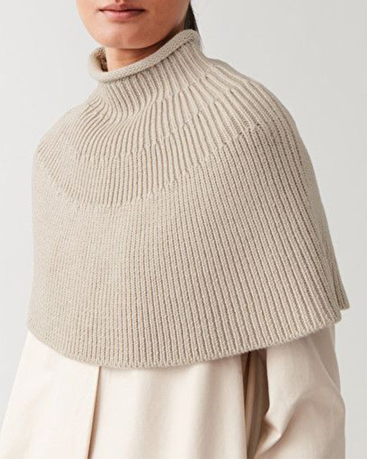 Damstickad cape med hög krage och fin ribbstruktur Eva Jonsson-Eva Jonsson