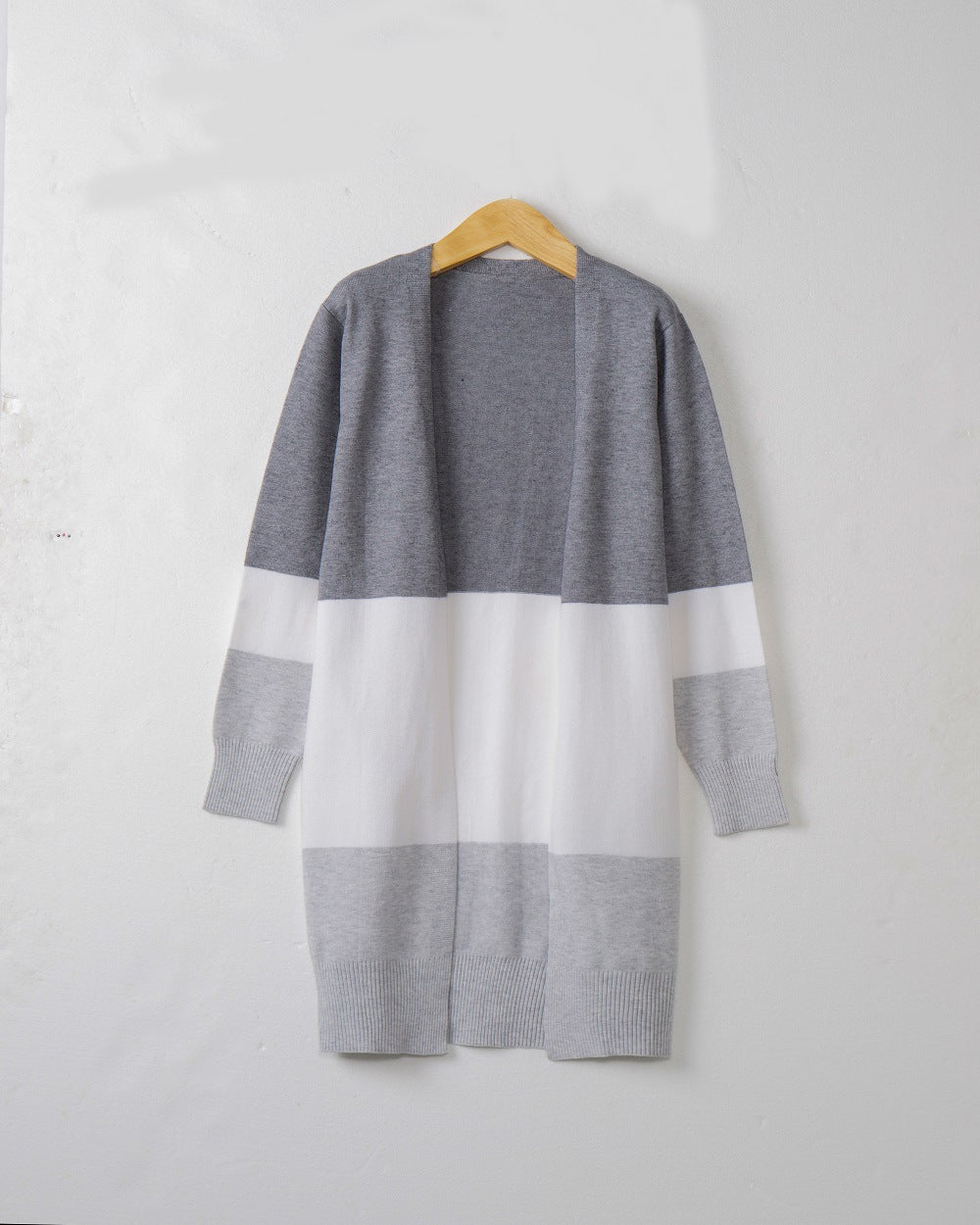 Damstickad cardigan i modern färgblockdesign Mirla-Eva Jonsson