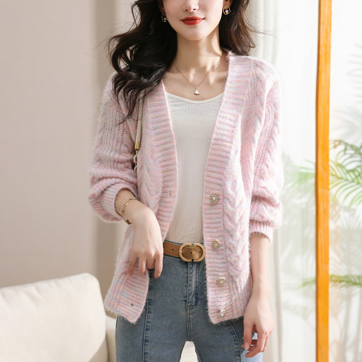 Damstickad cardigan med blommigt flätremsmönster och eleganta knappdetaljer Mirla-Eva Jonsson