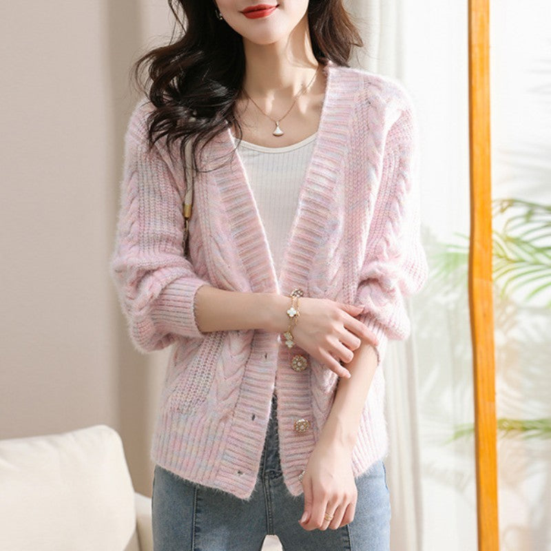 Damstickad cardigan med blommigt flätremsmönster och eleganta knappdetaljer Mirla-Eva Jonsson