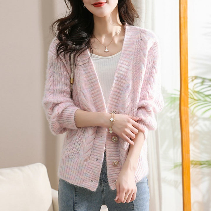 Damstickad cardigan med blommigt flätremsmönster och eleganta knappdetaljer Mirla-Eva Jonsson