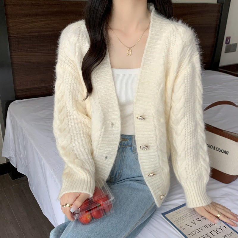 Damstickad cardigan med blommigt flätremsmönster och eleganta knappdetaljer Mirla-Eva Jonsson