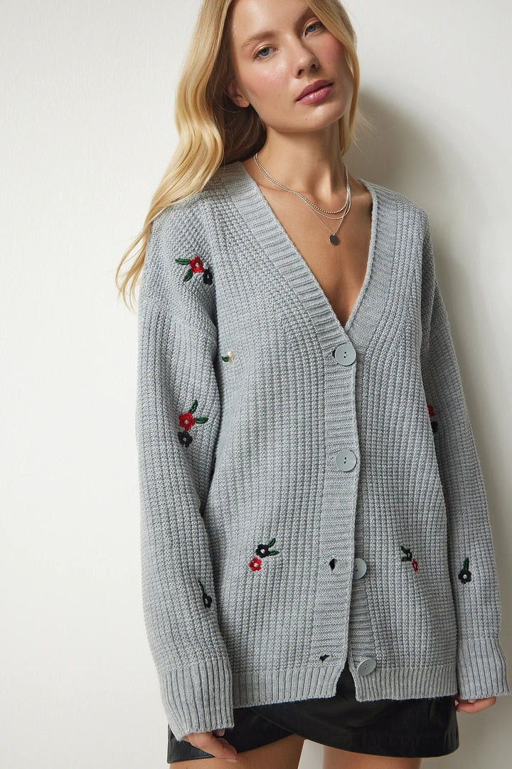 Damstickad cardigan med blommönsterbroderier Mirla-Eva Jonsson