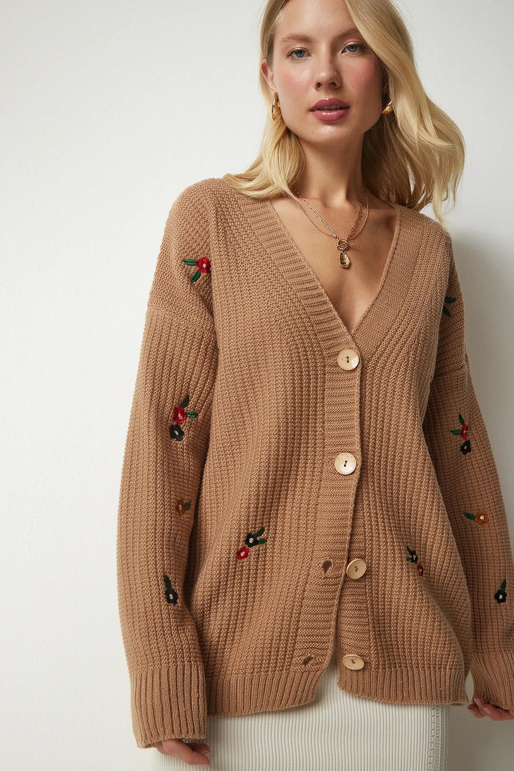 Damstickad cardigan med blommönsterbroderier Mirla-Eva Jonsson