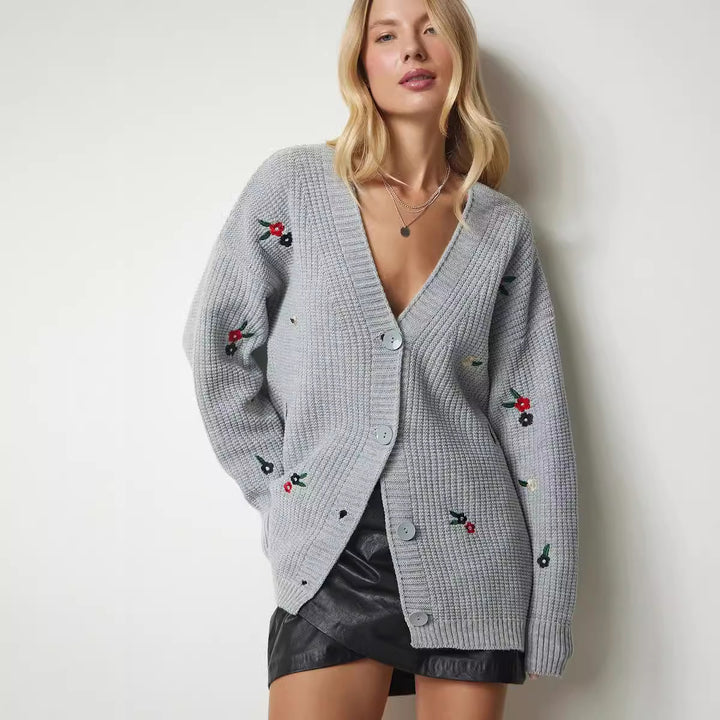 Damstickad cardigan med blommönsterbroderier Mirla-Eva Jonsson