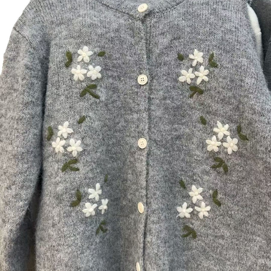 Damstickad cardigan med blommönstrad broderi Mirla-Eva Jonsson