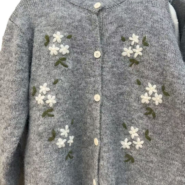 Damstickad cardigan med blommönstrad broderi Mirla-Eva Jonsson