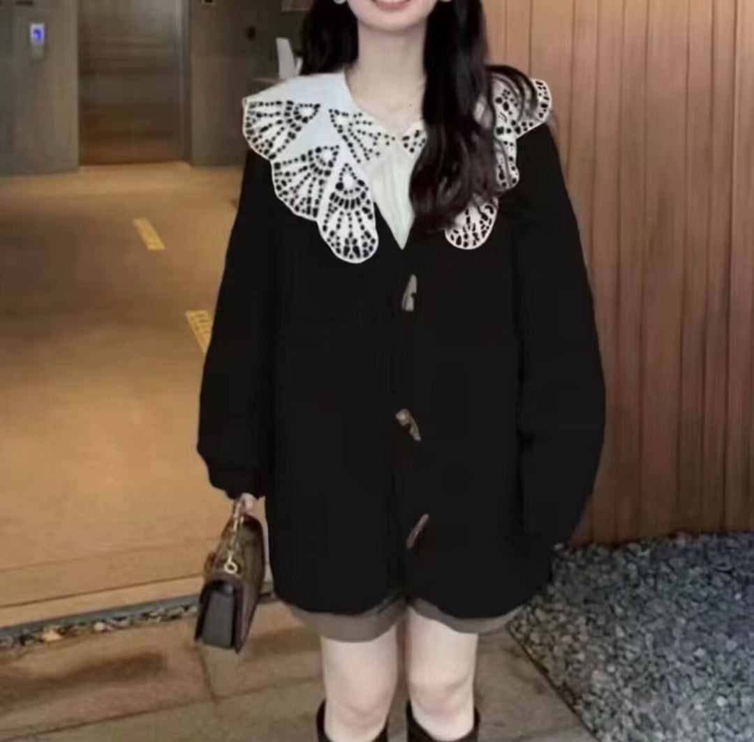 Damstickad cardigan med unik stor krage och elegant knapplist Mirla-Eva Jonsson