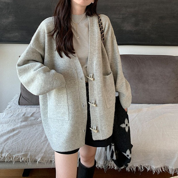 Damstickad cardigan med unik stor krage och elegant knapplist Mirla-Eva Jonsson