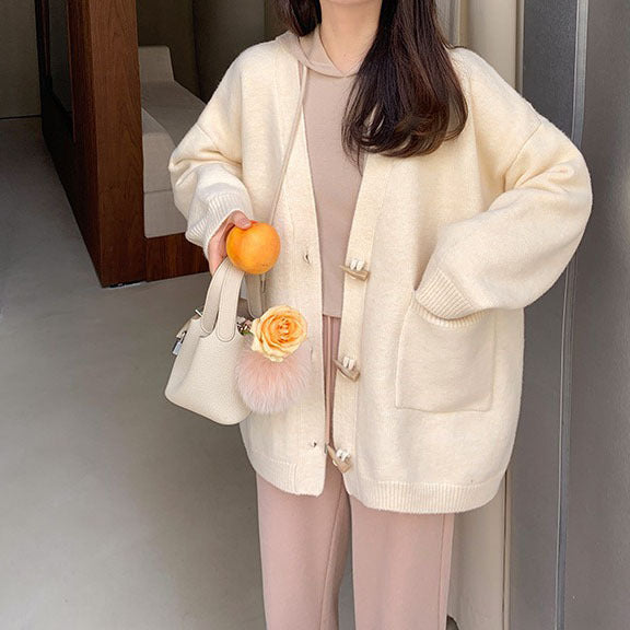 Damstickad cardigan med unik stor krage och elegant knapplist Mirla-Eva Jonsson