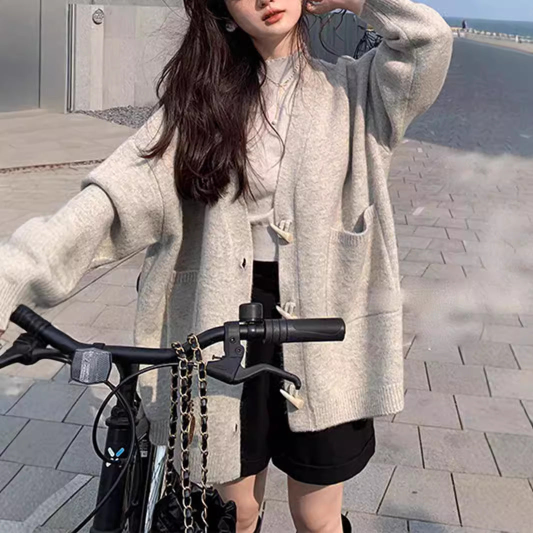 Damstickad cardigan med unik stor krage och elegant knapplist Mirla-Eva Jonsson