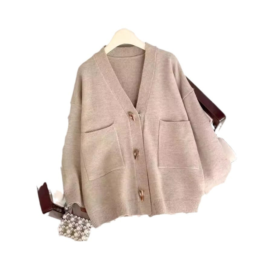 Damstickad cardigan med unik stor krage och elegant knapplist Mirla-Eva Jonsson