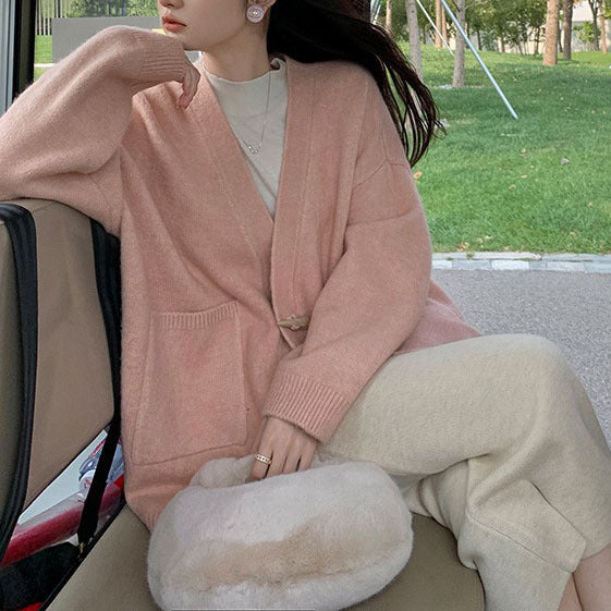 Damstickad cardigan med unik stor krage och elegant knapplist Mirla-Eva Jonsson