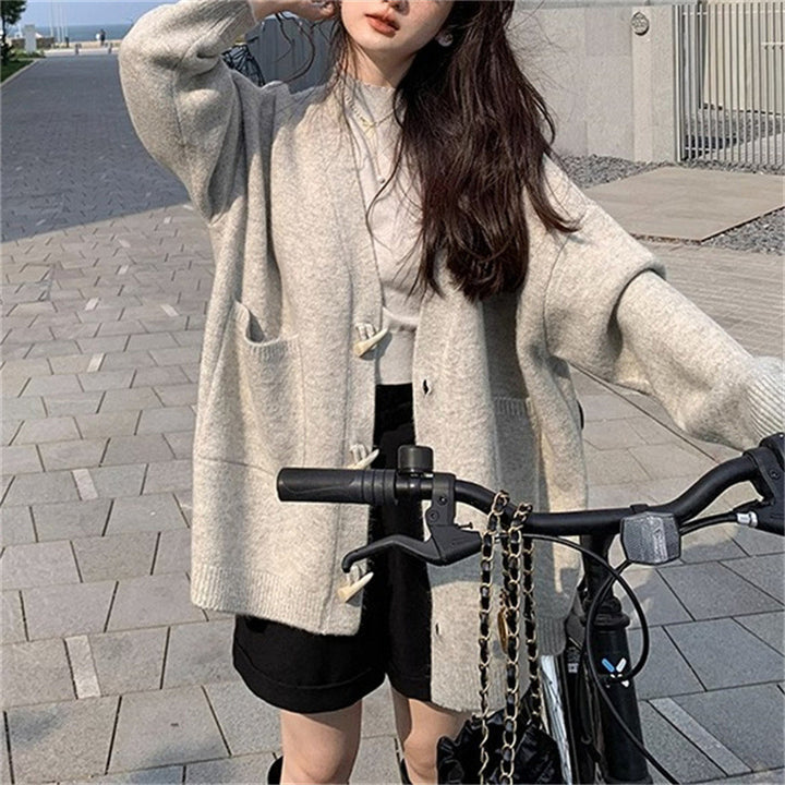 Damstickad cardigan med unik stor krage och elegant knapplist Mirla-Eva Jonsson