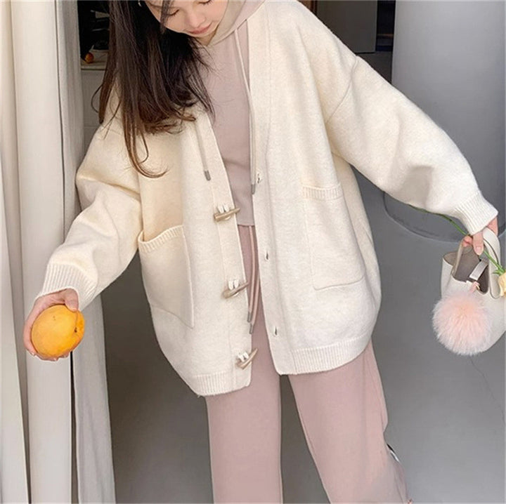 Damstickad cardigan med unik stor krage och elegant knapplist Mirla-Eva Jonsson