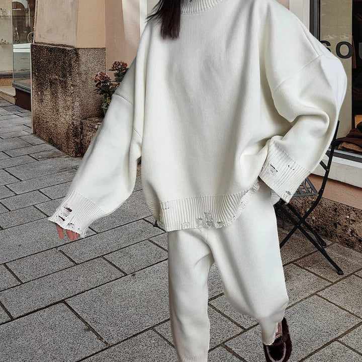 Damstickad dräkt med oversized snitt och modiga detaljer Mirla-Eva Jonsson