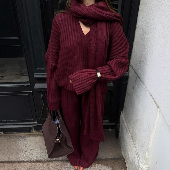 Damstickad dräkt med vida snitt och eleganta ribbdetaljer Mirla-Eva Jonsson