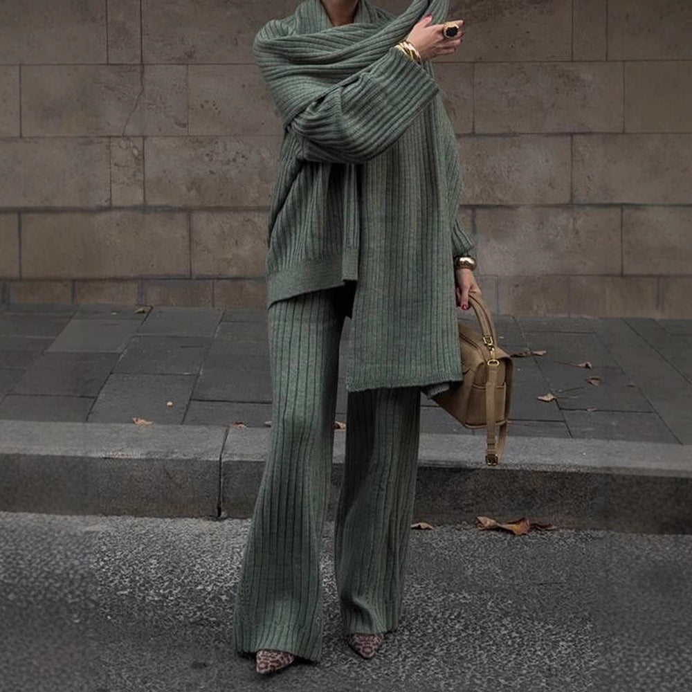 Damstickad dräkt med vida snitt och eleganta ribbdetaljer Mirla-Eva Jonsson
