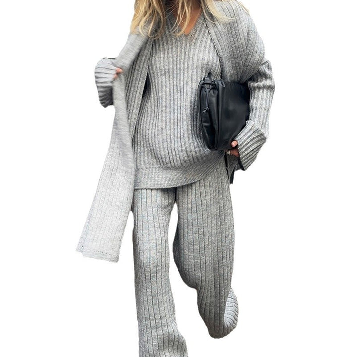 Damstickad dräkt med vida snitt och eleganta ribbdetaljer Mirla-Eva Jonsson