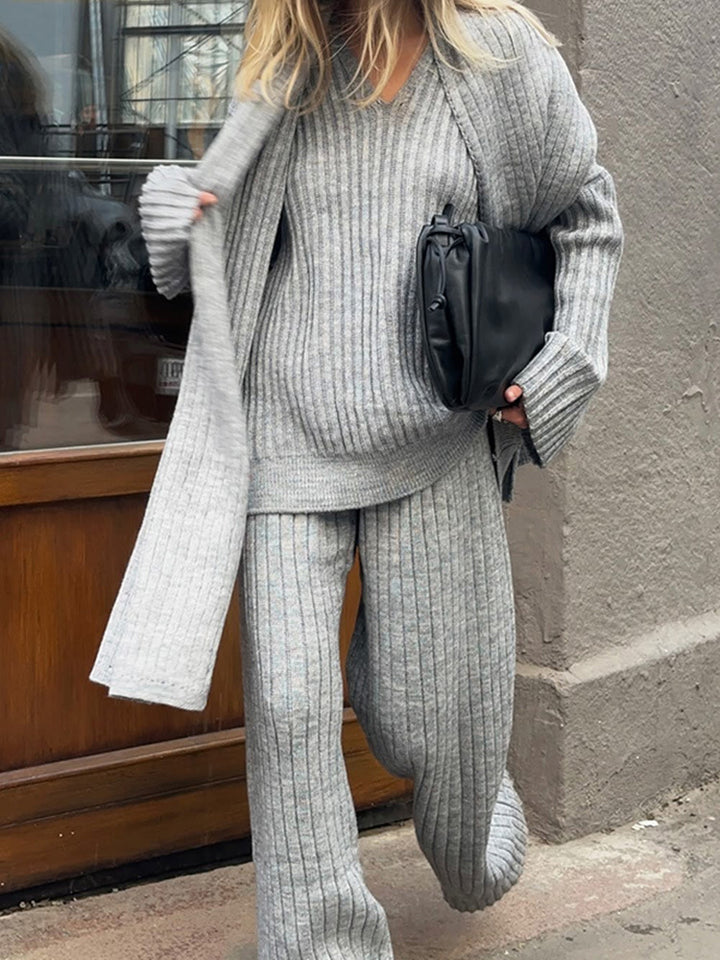 Damstickad dräkt med vida snitt och eleganta ribbdetaljer Mirla-Eva Jonsson