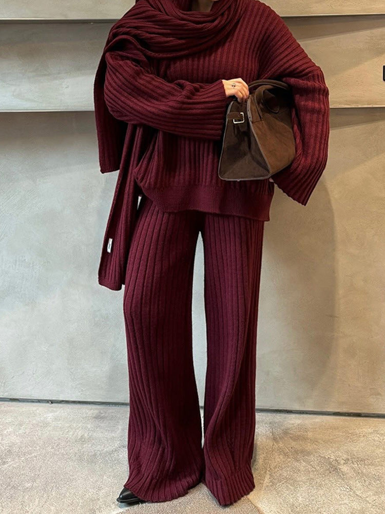 Damstickad dräkt med vida snitt och eleganta ribbdetaljer Mirla-Eva Jonsson