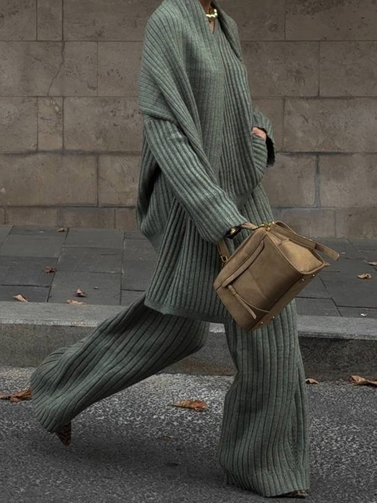 Damstickad dräkt med vida snitt och eleganta ribbdetaljer Mirla-Eva Jonsson