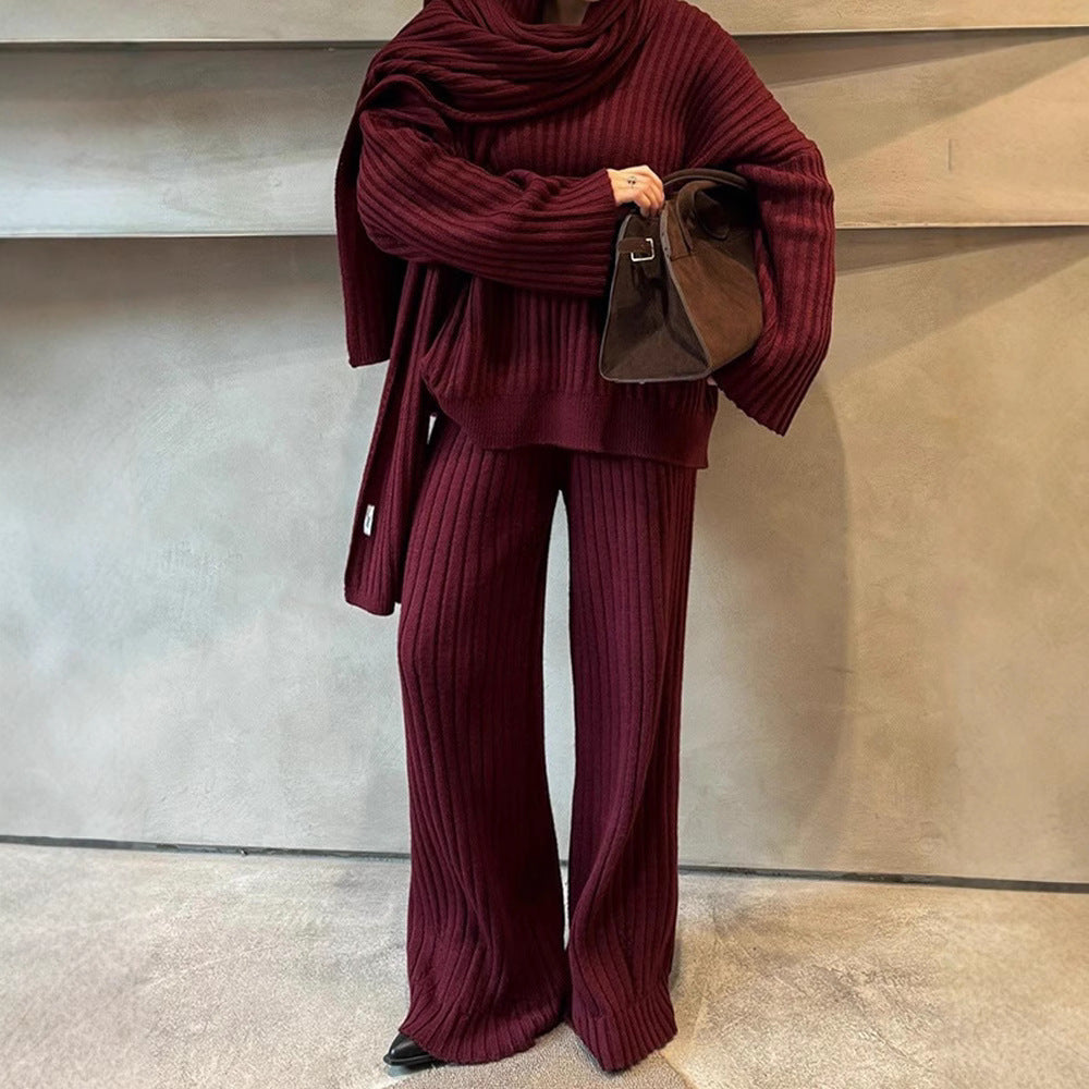 Damstickad dräkt med vida snitt och eleganta ribbdetaljer Mirla-Eva Jonsson