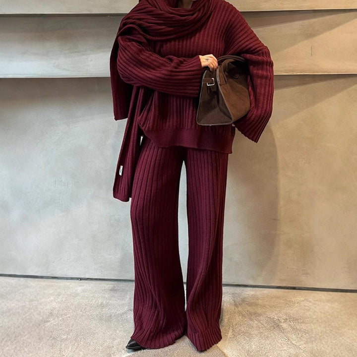 Damstickad dräkt med vida snitt och eleganta ribbdetaljer Mirla-Eva Jonsson