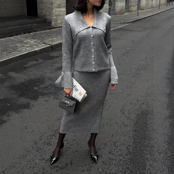 Damstickad ensemble med eleganta knapppdetaljer och vida kjol Mirla-Eva Jonsson