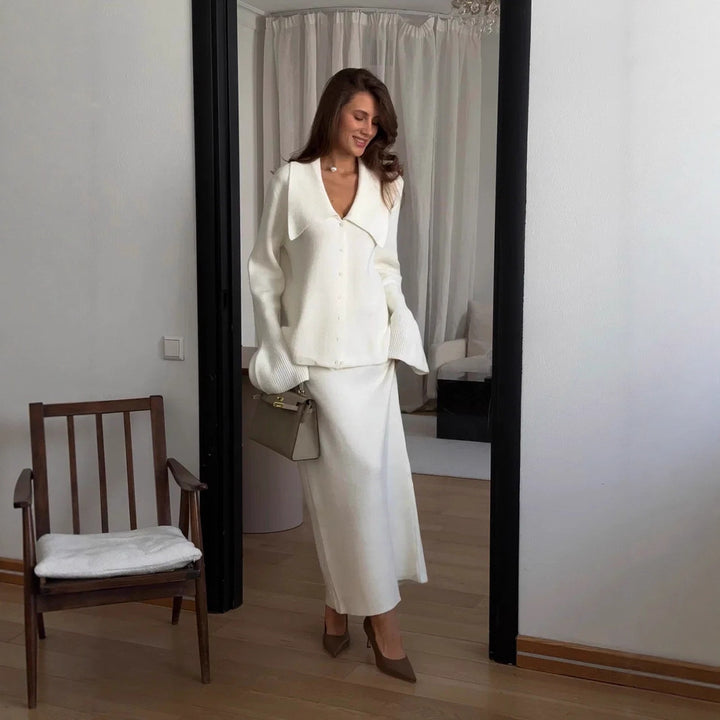 Damstickad ensemble med eleganta knapppdetaljer och vida kjol Mirla-Eva Jonsson