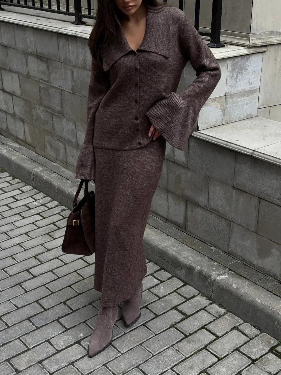 Damstickad ensemble med eleganta knapppdetaljer och vida kjol Mirla-Eva Jonsson