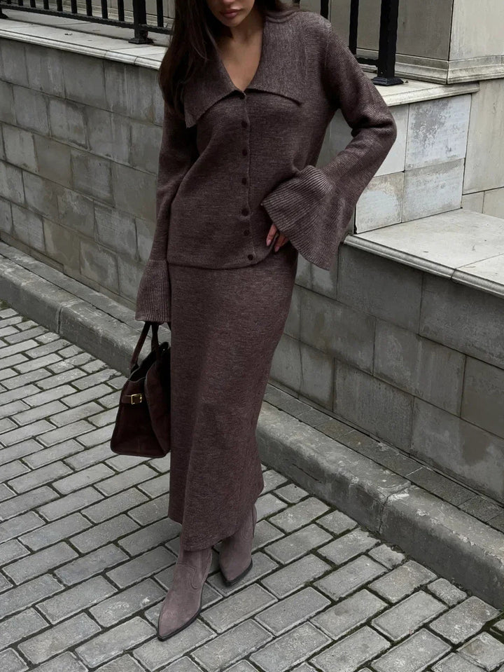 Damstickad ensemble med eleganta knapppdetaljer och vida kjol Mirla-Eva Jonsson