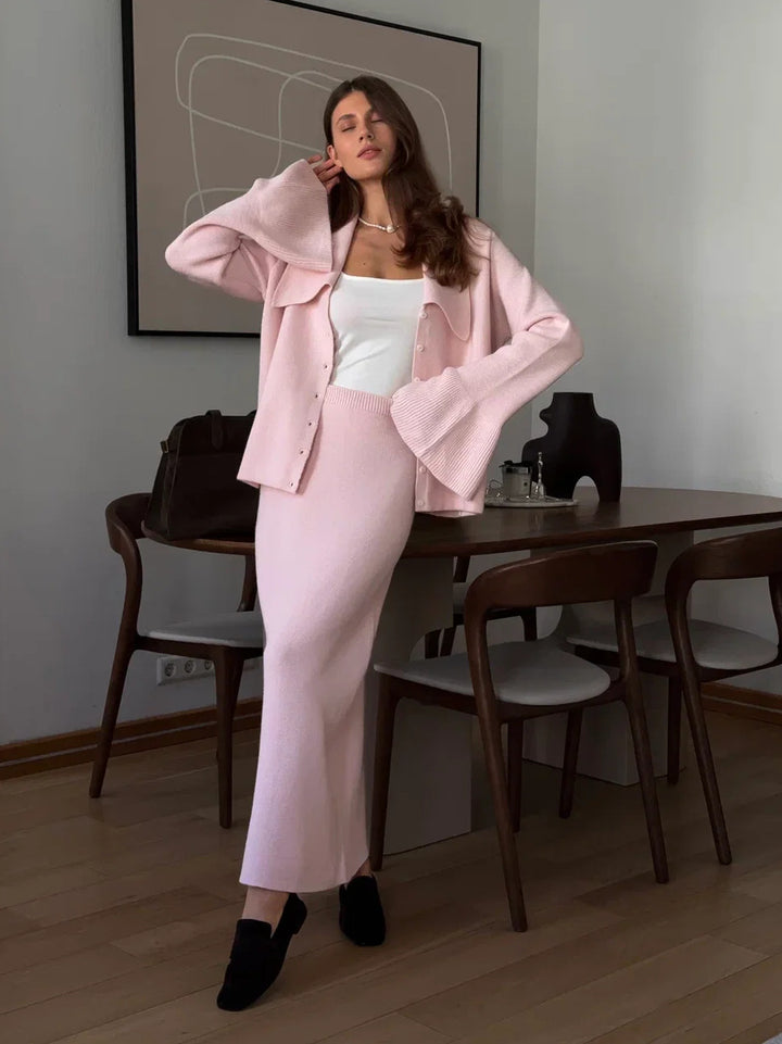 Damstickad ensemble med eleganta knapppdetaljer och vida kjol Mirla-Eva Jonsson